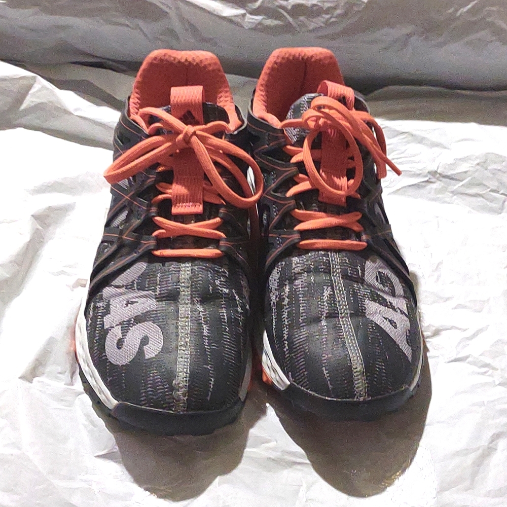 Worn once!Women's Adidas size 8.  I own too many! Very comfy!